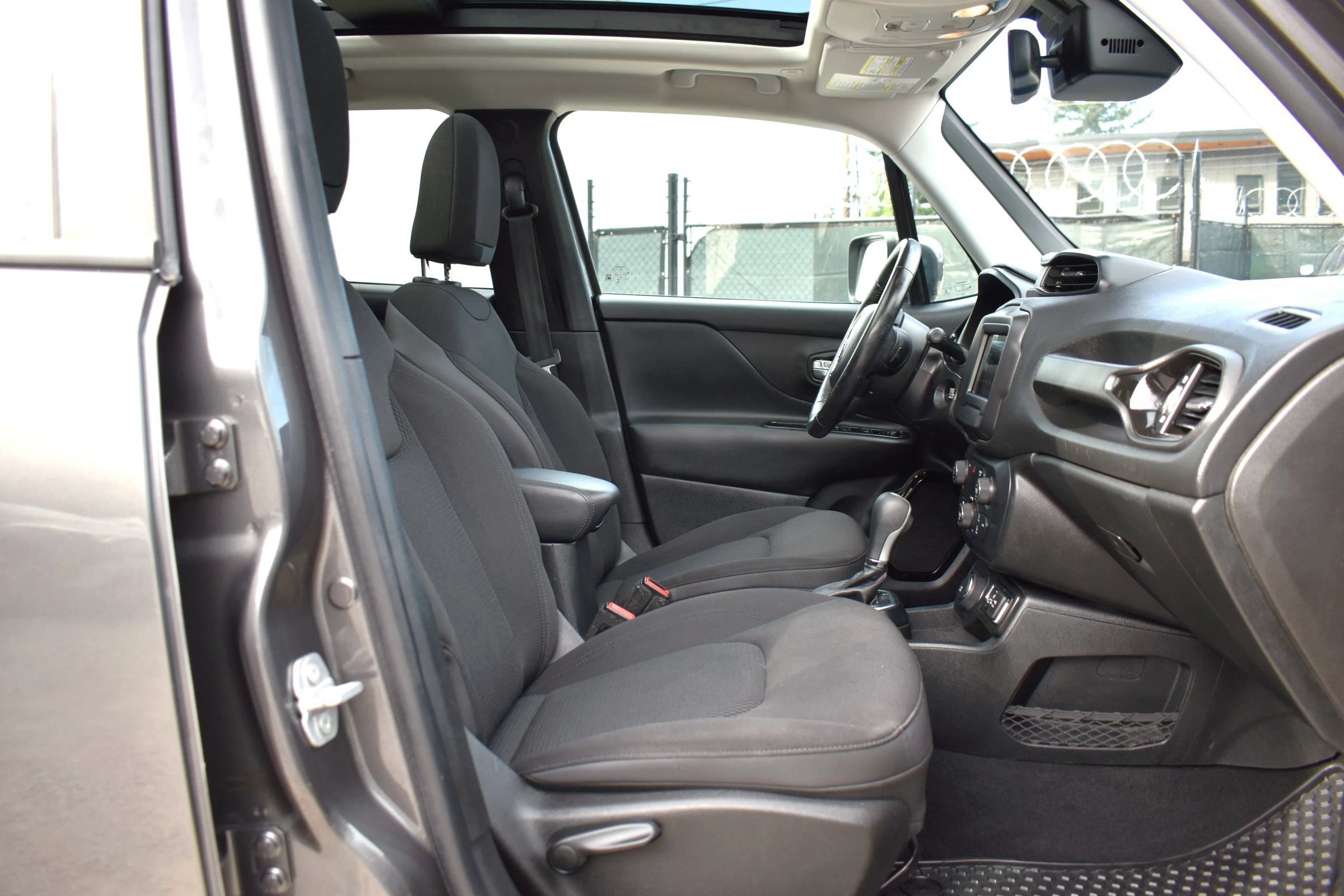 Used 2018 Jeep Renegade Altitude AWD/4WD image 30