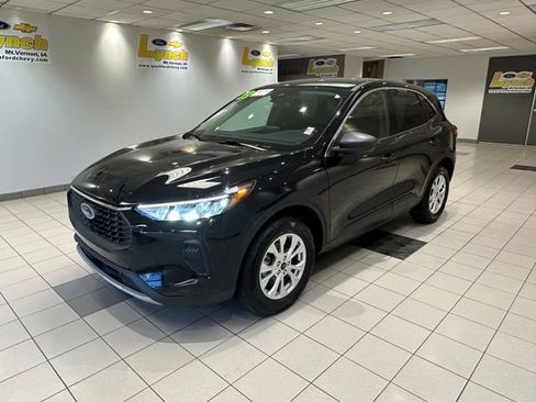 Used 2023 Ford Escape Active AWD/4WD image 2