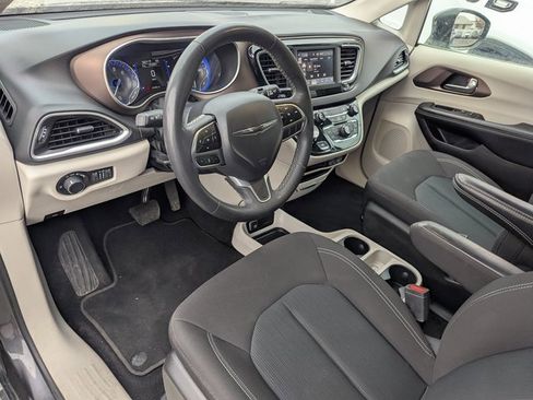 Used 2023 Chrysler Voyager LX image 23