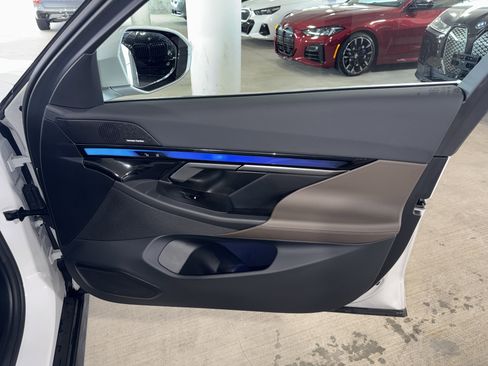 Used 2025 BMW i5 eDrive40i w/ Premium Package RWD image 9