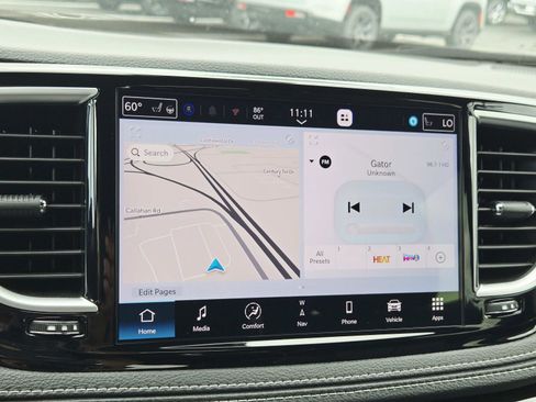 Used 2025 Chrysler Pacifica Limited FWD image 30