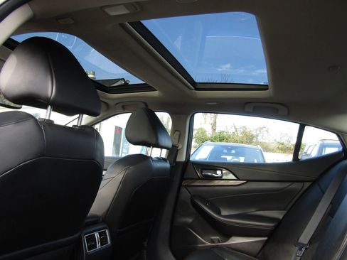 Used 2017 Nissan Maxima Platinum image 21