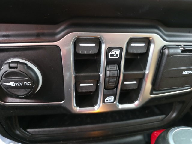 Used 2022 Jeep Wrangler Unlimited Sahara w/ Cold Weather Group AWD/4WD image 8