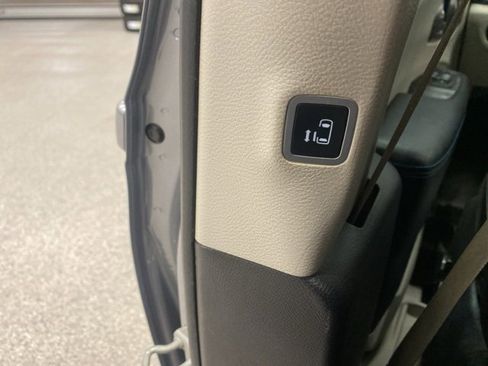 Used 2021 Chrysler Pacifica Touring-L image 35