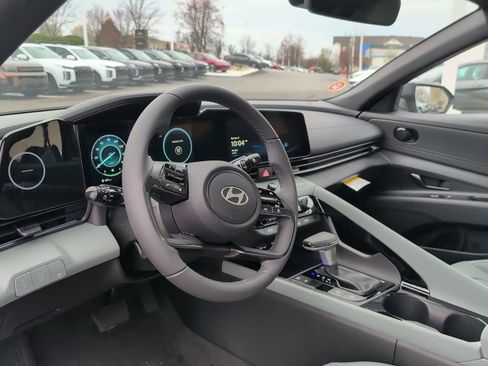 Used 2025 Hyundai Elantra Limited FWD image 10