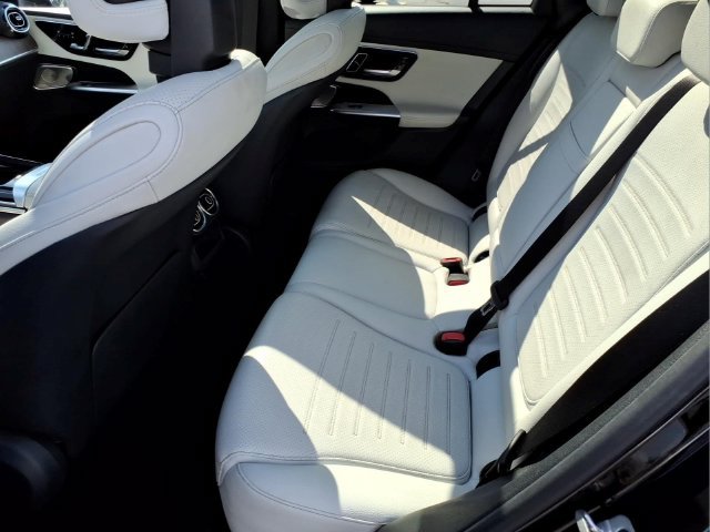 Used 2024 Mercedes-Benz GLC 300 4MATIC image 17