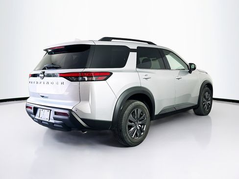 Used 2025 Nissan Pathfinder SV image 9