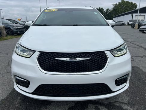 Used 2023 Chrysler Pacifica Touring-L image 15