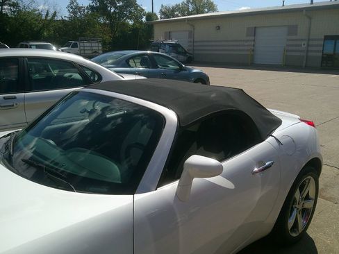 Used 2008 Pontiac Solstice Convertible w/ Premium Package image 9