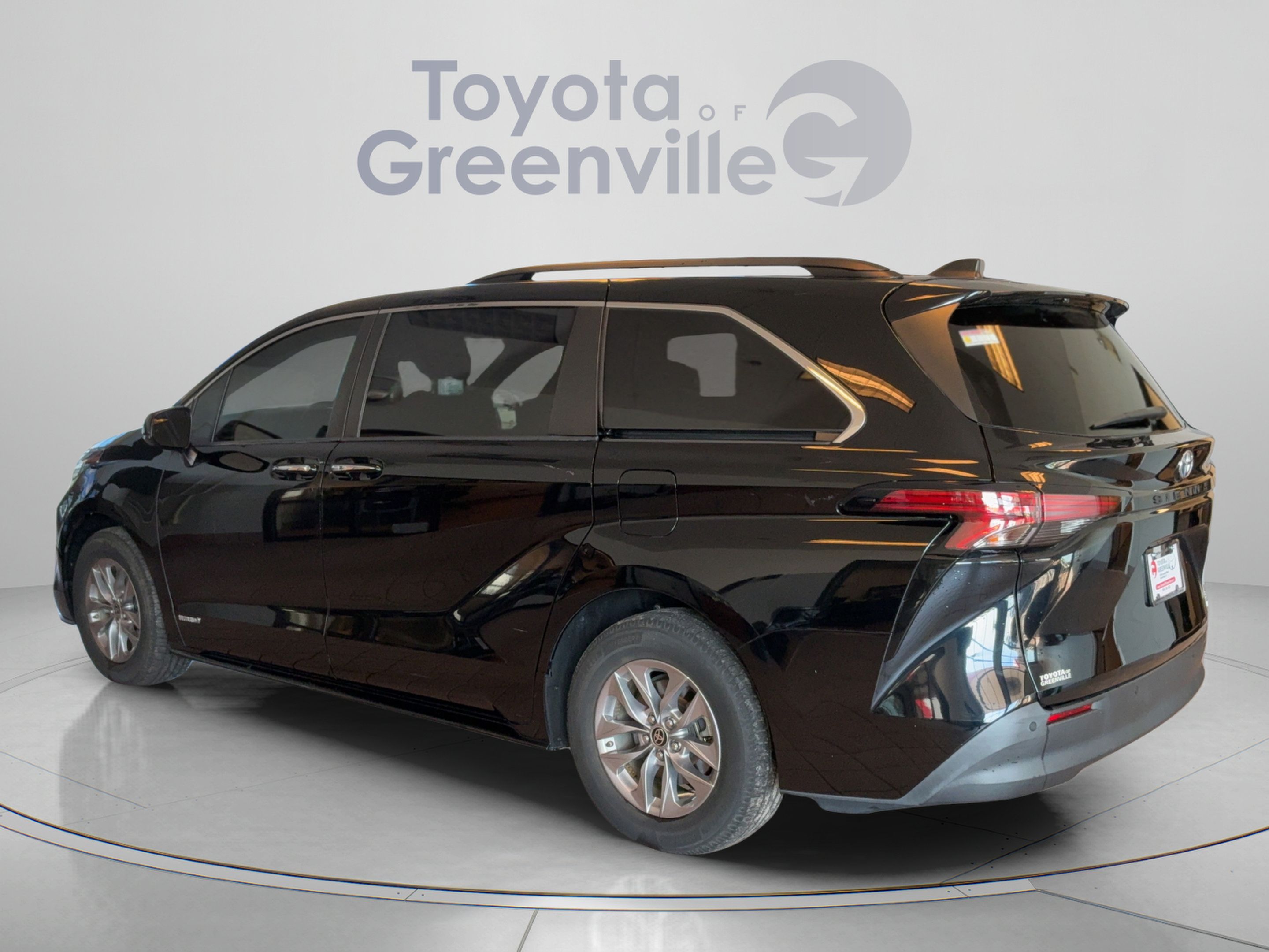 Used 2021 Toyota Sienna XLE FWD image 4