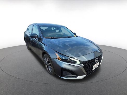 Used 2025 Nissan Altima 2.5 SV image 2