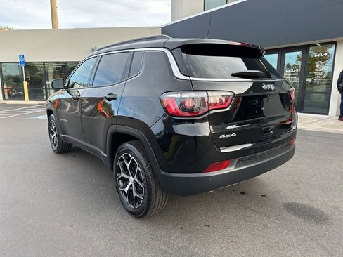 Used 2024 Jeep Compass Limited image 8