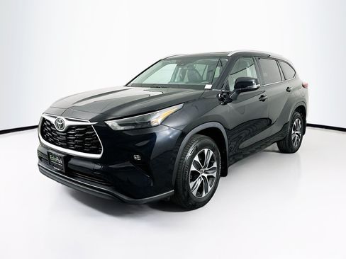 Used 2023 Toyota Highlander XLE AWD/4WD image 3