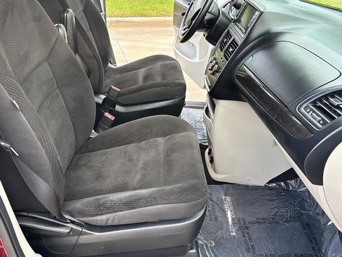 Used 2018 Dodge Grand Caravan SE w/ UConnect Hands-Free Group image 21
