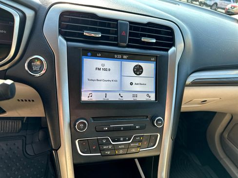 Used 2017 Ford Fusion SE w/ Fusion SE Technology Package image 23