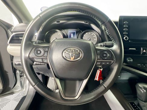 Used 2022 Toyota Camry SE FWD image 17