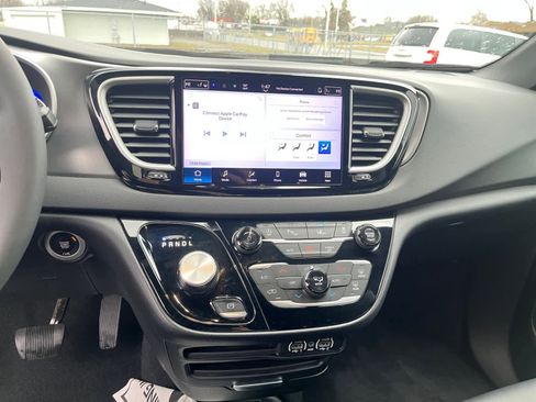 Used 2025 Chrysler Pacifica Select image 15