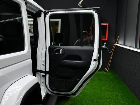 Used 2018 Jeep Wrangler Unlimited Sahara image 35