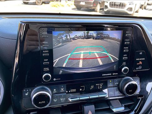 Used 2021 Toyota Highlander XLE image 27