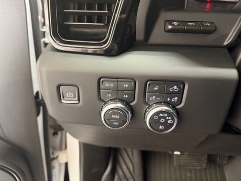 Used 2024 GMC Sierra 1500 AT4 w/ Technology Package AWD/4WD image 5