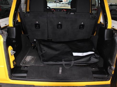 Used 2021 Jeep Wrangler Unlimited Rubicon w/ Cold Weather Group image 8