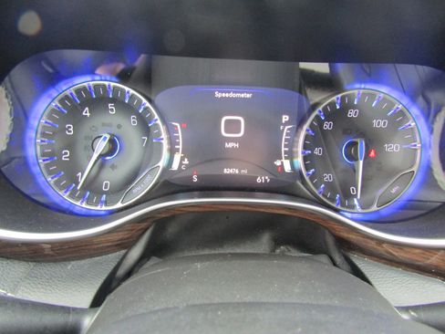 Used 2021 Chrysler Pacifica Limited w/ Uconnect Theater Family Group image 27