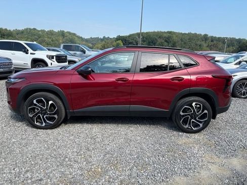 Used 2025 Chevrolet Trax RS w/ Sunroof Package FWD image 2