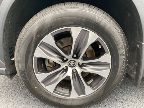 Used 2023 Toyota Highlander XLE image 14