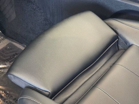 Used 2020 Mercedes-Benz GLB 250 4MATIC w/ Premium Package image 13