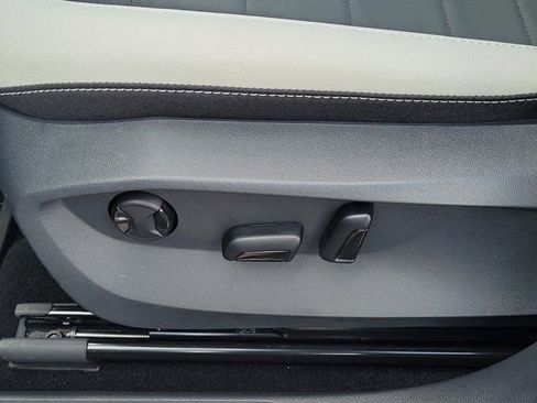 Certified 2025 Volkswagen Taos SE FWD image 17