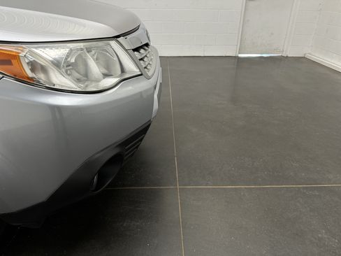 Used 2012 Subaru Forester 2.5X Limited AWD/4WD image 2
