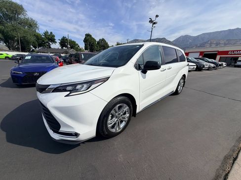 Used 2023 Toyota Sienna XSE w/ XSE Plus Package AWD/4WD image 7