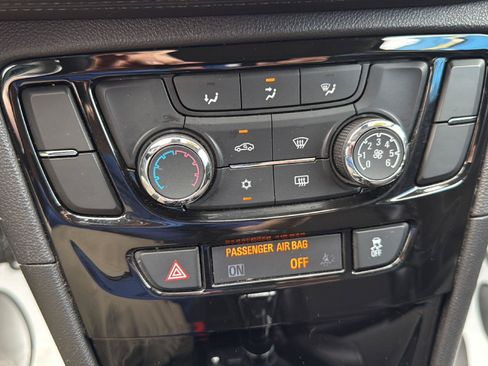 Used 2021 Buick Encore Preferred AWD/4WD image 17