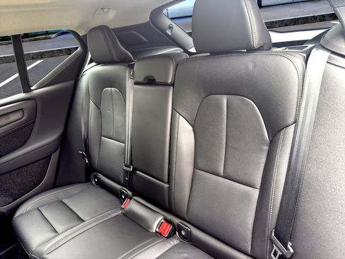 Used 2025 Volvo XC40 B5 Plus image 13