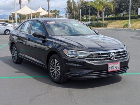 Used 2021 Volkswagen Jetta SE w/ SE Cold Weather Package image 3