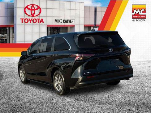 Certified 2025 Toyota Sienna LE FWD image 3