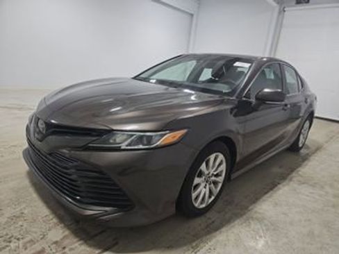 Used 2018 Toyota Camry LE w/ Moonroof Package FWD image 1
