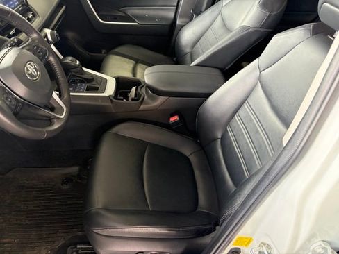 Used 2022 Toyota RAV4 XLE Premium image 8