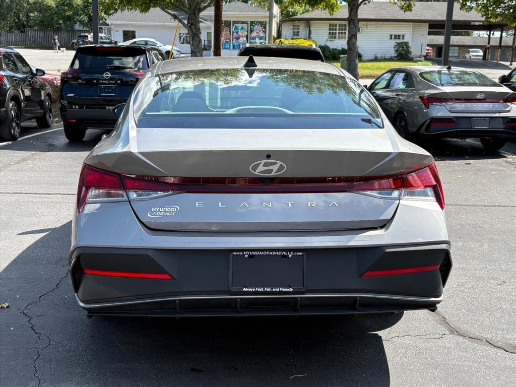 Certified 2024 Hyundai Elantra SEL FWD image 4