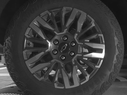 Used 2025 Chevrolet Suburban Z71 AWD/4WD image 10