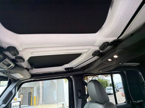 Used 2025 Jeep Gladiator Mojave AWD/4WD image 10