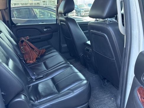 Used 2011 GMC Yukon XL SLT w/ SLT-2 Equipment Package AWD/4WD image 12