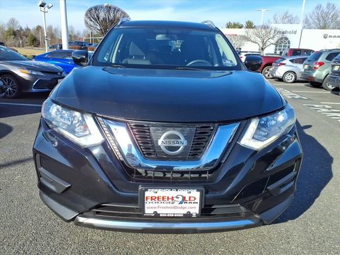 Used 2017 Nissan Rogue SV image 2