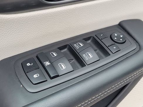 Used 2023 Chrysler Pacifica Touring-L FWD image 22