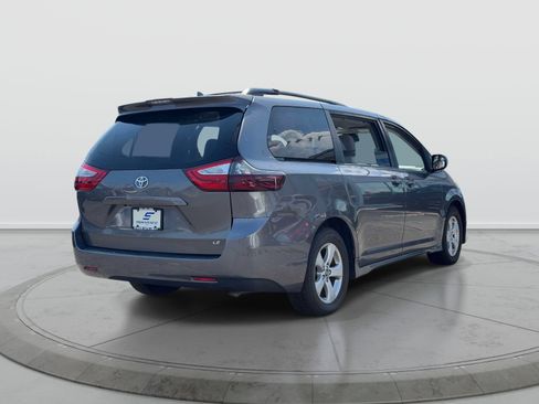 Used 2018 Toyota Sienna LE w/ Carpet Mat Package FWD image 7