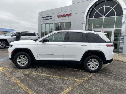 Used 2023 Jeep Grand Cherokee Laredo AWD/4WD image 2