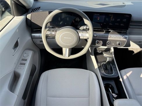 Used 2024 Hyundai Kona SE image 11