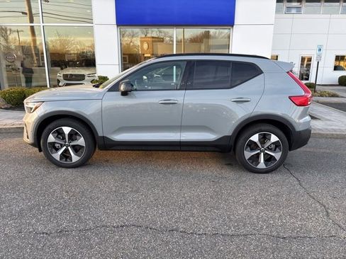 Used 2025 Volvo XC40 B5 Plus image 2