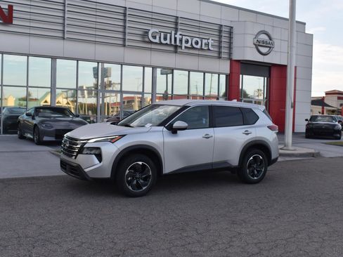 Used 2024 Nissan Rogue SV image 2