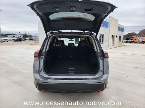 Used 2024 Nissan Rogue SV w/ SV Premium Package image 32